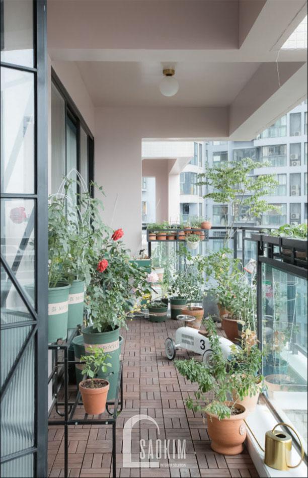 Ban công rộng rãi, xanh mát mang lại cảm giác thư thái, yên bình