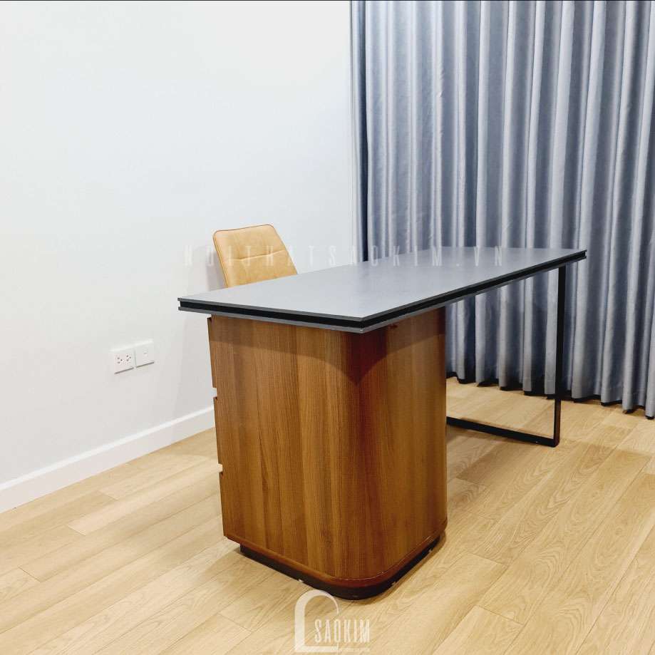 Bàn làm việc sử dụng chất liệu gỗ tự nhiên mịn, thiết kế sang trọng.