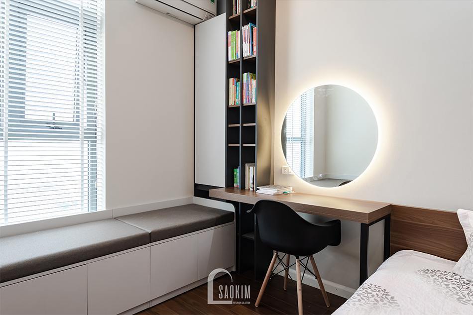 Bàn làm việc đồng thời đóng vai trò bàn trang điểm