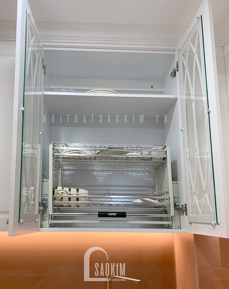 Thi công nội thất phòng bếp căn hộ phong cách Tân Cổ Điển dự án Le Grand Jardin Sài Đồng trang bị giá bát nâng hạ