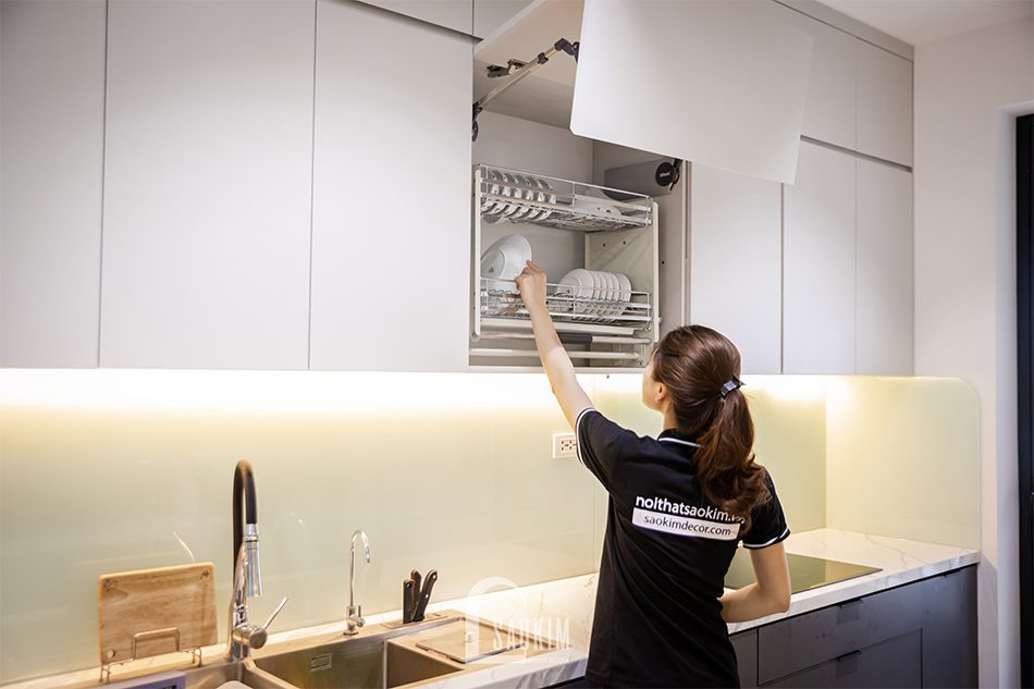 Thiết kế thi công phòng bếp chung cư theo phòng cách hiện đại cùng phụ kiện bếp thông minh