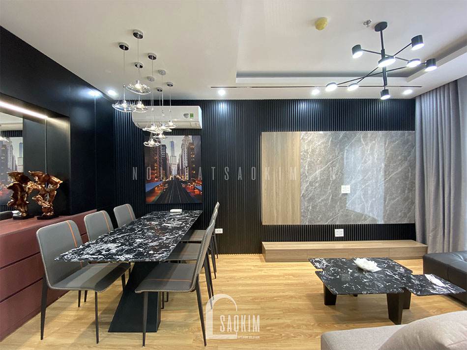 Vách nan bằng gỗ được lựa chọn cho tường khu vực ti vi và bàn ăn thiết kế chung cư
