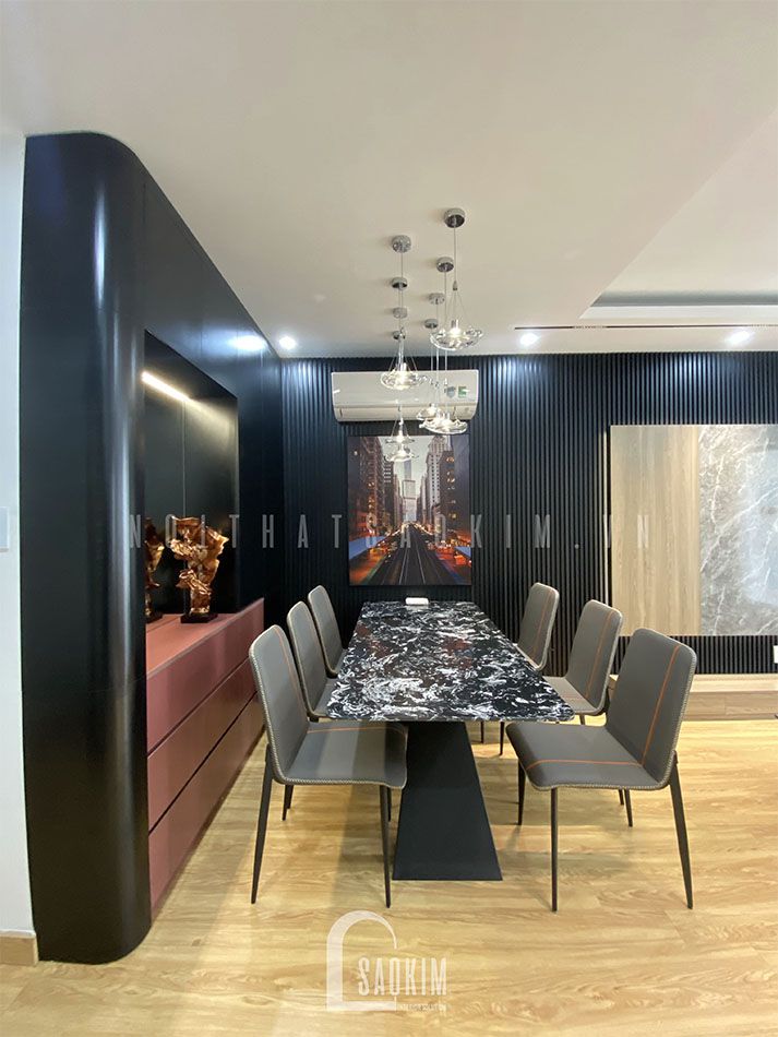 Tranh treo tường được sử dụng tạo điểm nhấn cho không gian phòng ăn của gia đình