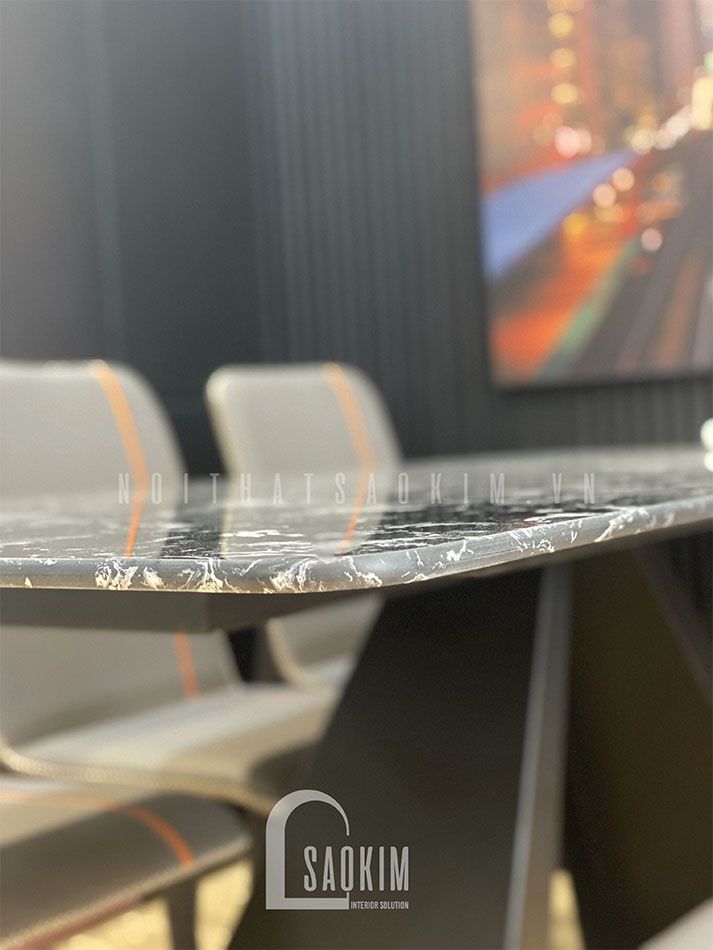 Cận cảnh mặt bàn ăn bằng đá tự nhiên được mài rũa sắc nét