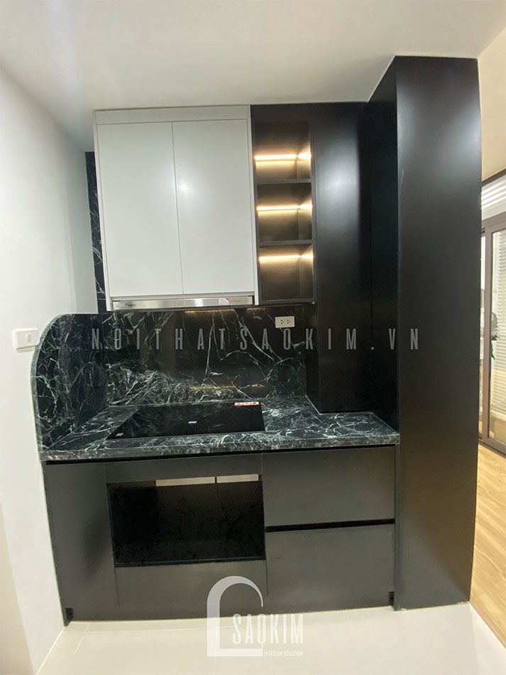 Chất liệu đá được lựa chọn ốp bàn bếp và tường bếp giúp căn bếp toát lên vẻ đẹp cao cấp, dễ dàng cho việc vệ sinh