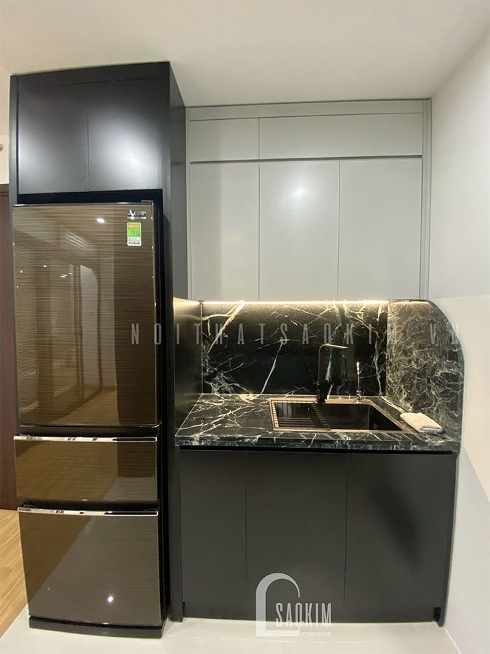 Đối diện khu vực bếp nấu là khu vực ô chậu rửa và tủ lạnh