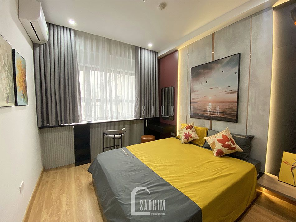 Thiết kế thi công phòng ngủ master đẹp theo phong cách hiện đại với gam màu xám làm chủ đạo và màu đỏ mận làm điểm nhấn