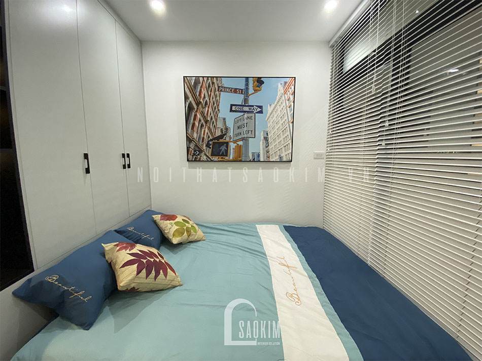 Một bức tranh trang trí tạo điểm nhấn cho phòng ngủ trên nền tường trắng