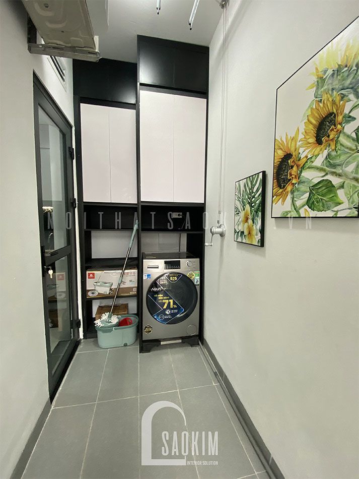 Hệ tủ được bố trí ngoài logia để chủ nhân có thêm không gian lưu trữ đồ