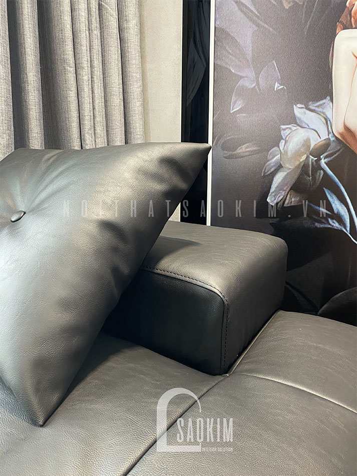 Phần ghế bọc da được người thợ chăm chút tỉ mỉ từng góc canh, đường may sắc nét