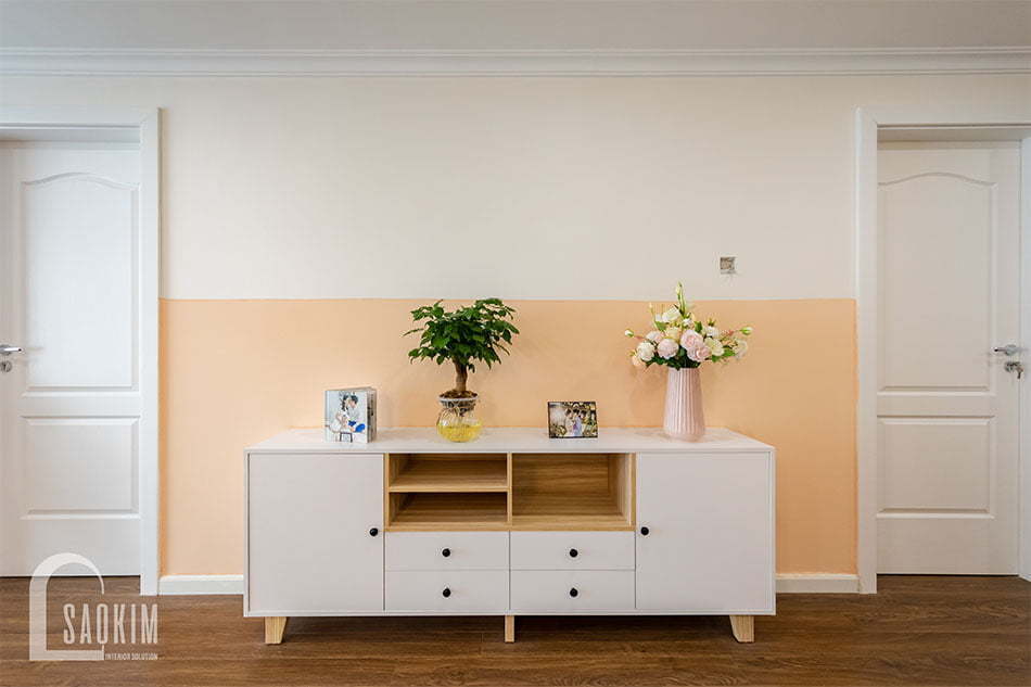 Thiết kế căn hộ Sunshine Garden bố trí tủ console xinh xắn đặt cạnh bức tường trống ở đối diện bếp