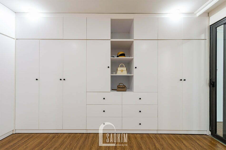 Tủ lớn bố trí thêm 1 vài ngăn kệ