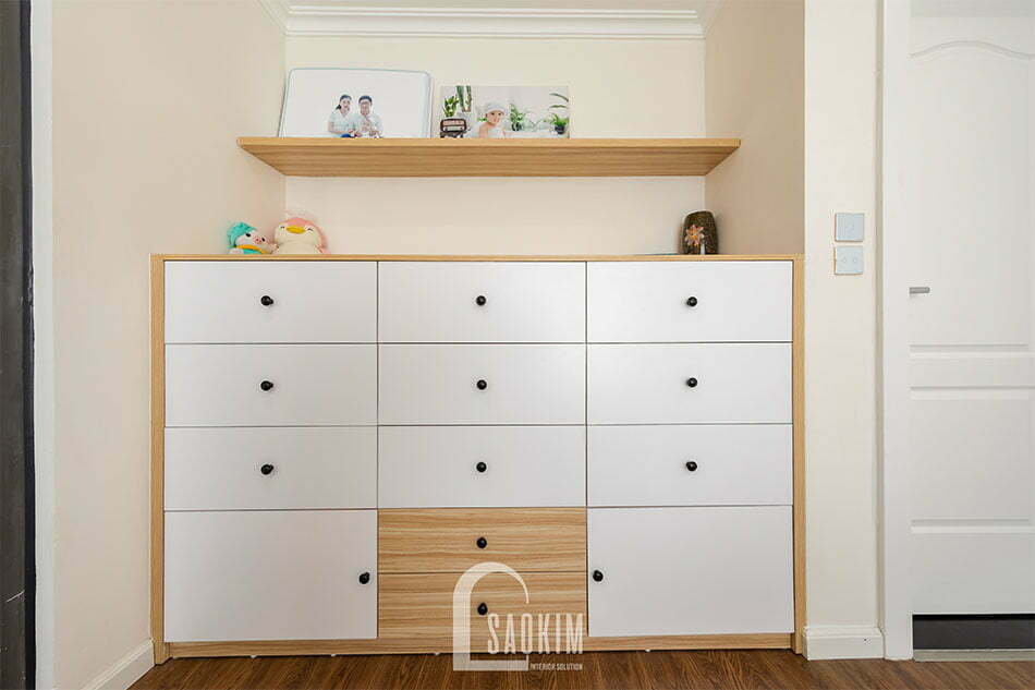 Chiếc tủ nhỏ tiện lợi, đẹp mắt trong phòng ngủ master