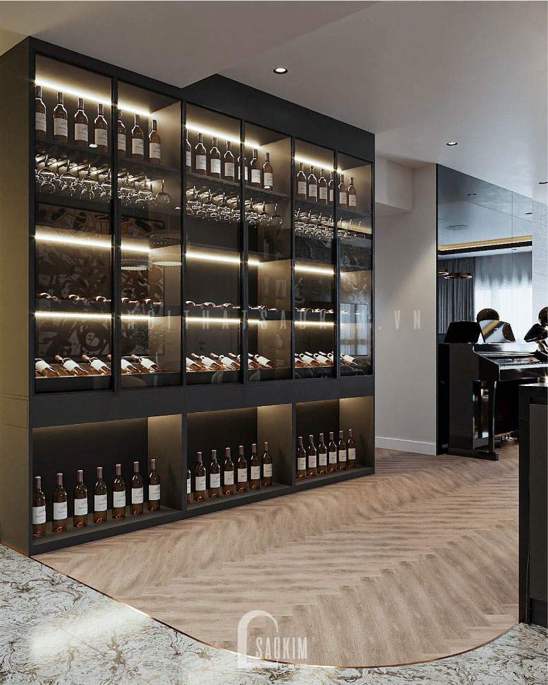 Tủ cỡ lớn trưng bày những chai rượu cao cấp trong phòng ăn