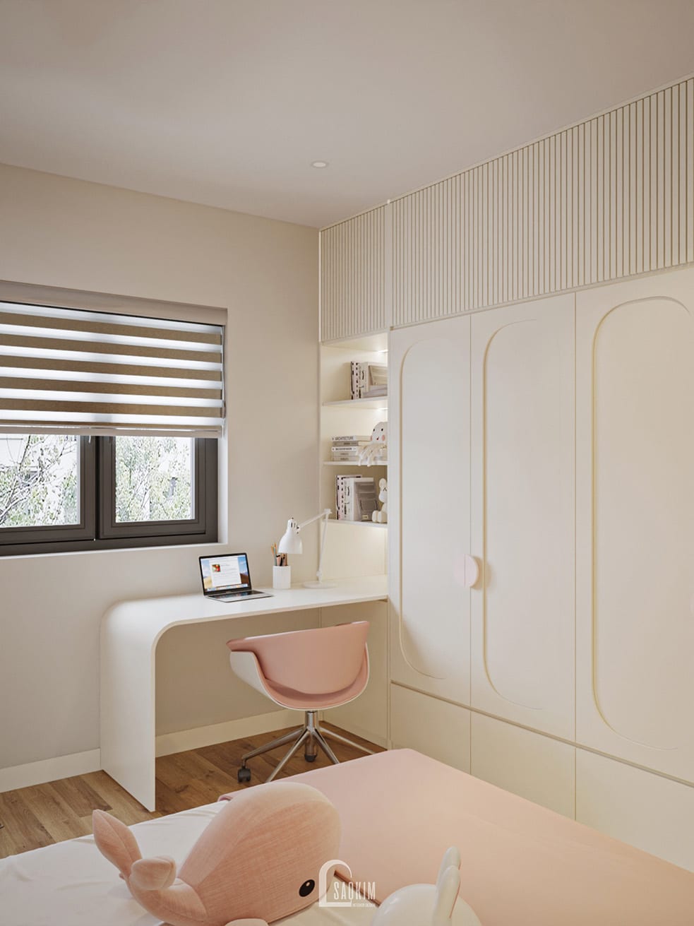 Thiết kế nội thất phòng ngủ bé gái nhà phố phong cách Japandi – bàn học liền kệ sách màu trắng, ghế xoay hồng pastel, giường nhỏ gọn với gối ôm hình thú nhồi bông, không gian ấm áp và dễ thương.