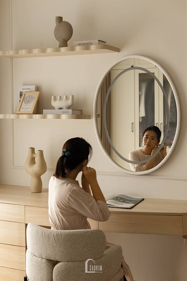 Hoàn thiện thiết kế thi công nội thất phòng ngủ master chung cư Aqua Bay Ecopark - 108m2 phong cách Parisian - bàn trang điểm đẹp mắt, kết hợp gương tròn