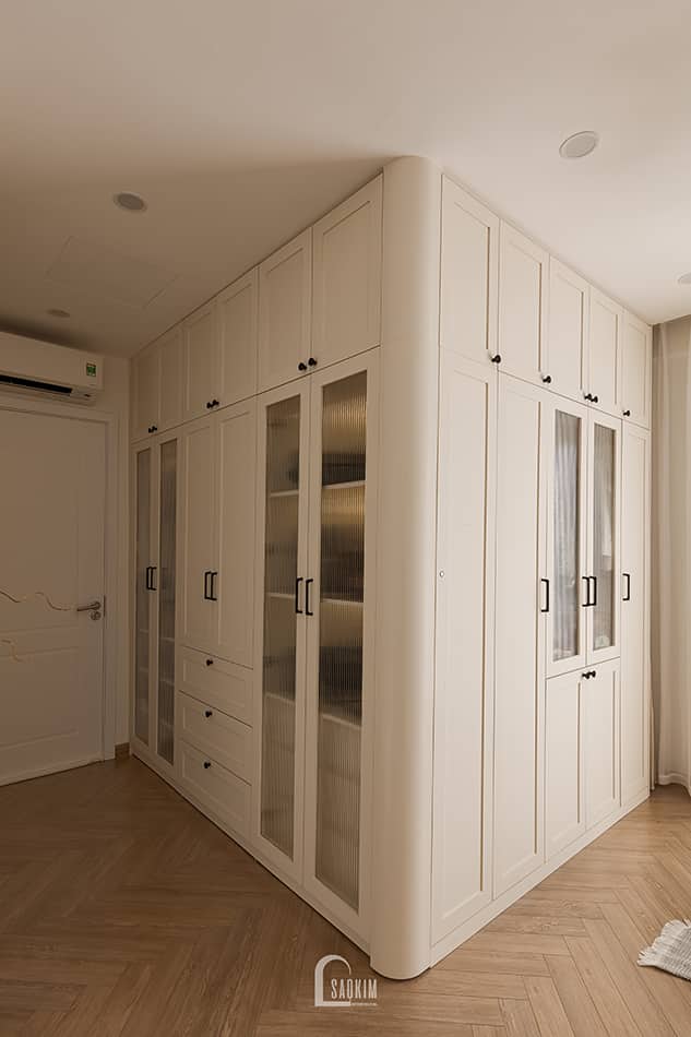 Hoàn thiện thiết kế thi công nội thất phòng ngủ master chung cư Aqua Bay Ecopark - 108m2 phong cách Parisian - tủ quần áo đpẹ với kính mờ và đèn led